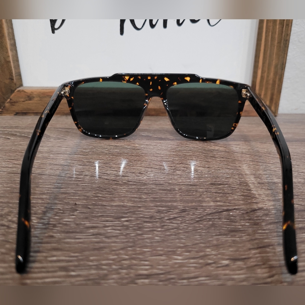 GUCCI Unisex Sunglasses, Great condition. - Picture 9 of 9